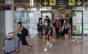 Des touristes à l'arrivée de l'aéroport de Palma de Majorque, le 22 juin 2020.