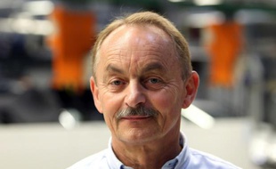 L'ingénieur allemand Emil Kniel, à l'usine Mercedes-Benz de Rastatt, le 19 août 2015