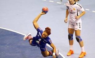 La joueuse de l'équipe de France Nina Kanto (en bleu) face au Monténégro, le 11 décembre 2013
