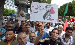 Manifestation à Tunis le 11 juillet 2014 contre l'offensive israélienne à Gaza, avec notamment le slogan "nous sommes tous Gaza" en arabe sur une pancarte