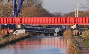 Eckwersheim, le 15 novembre 2015. - La motrice du TGV est sortie du canal Rhin-Rhône par des grues après son déraillement le 14 novembre 2015 lors de tests sur la LGV Est.
