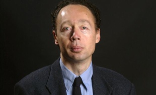 Le vice-président d'Amnesty International France, Francis Perrin, le 19 octobre 2003, à Lyon.