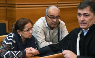 Zoulika et Mohamed Saiah, les parents de Fatima, une lycéenne de 20 ans disparue le 7 mai 2008 à Marseille, avec leur avocat Victor Gioi (d), à l'ouverture du procès du tueur en série Patrick Salameh, le 12 octobre 2015 à Aix-en-Provence