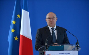 Le ministre français des Finances Michel Sapin lors de la conférence de presse sur la lutte contre le financement du terrorisme le 23 novembre 2015 à Bercy