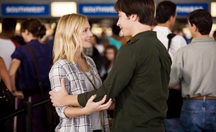 Drew Barrymore s'essaie à l'amour longue distance dans le film Trop loin pour toi.
