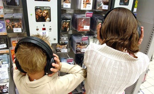 Enfants écoutant de la musique dans un magasin.
