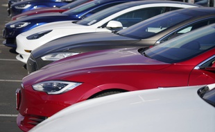 Des voitures Tesla chez un concessionnaire dans le Colorado aux Etats-Unis, le 24 janvier 2021.