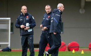 Les joueurs du XV de France ont découvert avec une agréable surprise les nouvelles règles de fonctionnement du manager Philippe Saint-André et des entraîneurs Yannick Bru et Patrice Lagisquet, marquées selon eux par la rigueur et l'échange.