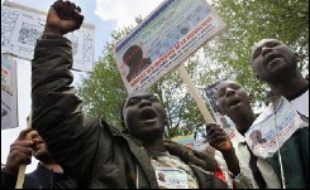 Quelques centaines de personnes se sont rassemblées lundi après-midi place de la République à Paris, à l'appel du Mouvement des Indigènes de la République, pour "dénoncer les crimes coloniaux du passé".