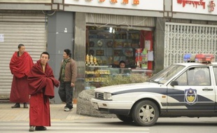 Agissant en ordre dispersé mais surtout soucieuse de ne pas contrarier la grande puissance économique et diplomatique qu'est devenue la Chine, la communauté internationale est extrêmement prudente et discrète sur la question tibétaine.