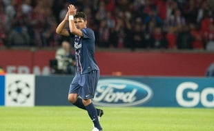Thiago Silva salue le public du Parc des Princes lors de sa sortie face à Kiev, le 18 septembre 2012 à Paris.