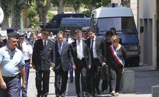 Collobrières le 18 juin 2012 - Deux gendarmes ont été abattues dans le centre du village dans la nuit . Le ministre de l'interieur Manuel VALLS s'est rendu sur place .