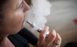 Beaucoup passent par la cigarette électronique pour arrêter de fumer, mais arrive-t-on facilement à arrêter de vapoter ensuite?