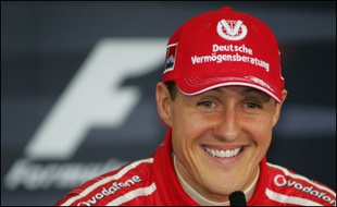 Ferrari est de retour: la première ligne de la grille de départ du Grand Prix de Formule 1 de Bahreïn sera occupée dimanche par les deux bolides rouges, Michael Schumacher ayant signé samedi la 65e pole position de sa carrière, égalant un des rares records qui lui manquaient encore.