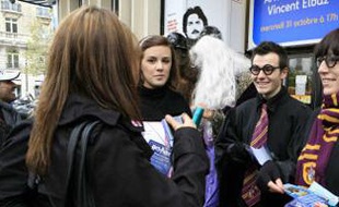 Des fans d'Harry Potter réunis pour la sortir du 7e et dernier tome, jeudi soir sur les Champs Elysées (Paris)