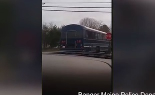 Un garçon de 12 ans a volé un car scolaire pour faire un petit tour avec.