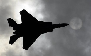 La vente de 84 chasseurs-bombardiers F-15 américains à l'Arabie saoudite envoie le "message fort" que Washington est attaché à la sécurité dans le Golfe, au moment où l'Iran menace de fermer le détroit d'Ormuz, a indiqué un haut responsable américain jeudi.