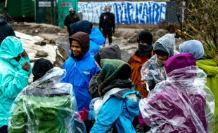 Des migrants lors de l'évacuation de la "Jungle" le 3 mars 2016 à Calais