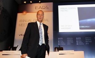 Le patron du groupe aéronautique et de défense EADS Tom Enders s'est dit prêt jeudi, dans un entretien au journal allemand Bild, à discuter avec les Etats de garanties en terme d'emplois et d'implantations de sites en cas de fusion avec le britannique BAE.