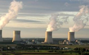 Nucléaire, OGM, pesticides, automobile: la "révolution écologique" promise par le ministre de l'Ecologie Jean-Louis Borloo à l'issue du Grenelle de l'environnement devra affronter le tir de barrage des lobbies, déjà actifs en coulisses.