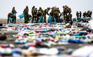 Une centaine de militaires néerlandais a débarqué dès vendredi sur l'île de Schiermonnikoog, où plusieurs conteneurs se sont déjà échoués.