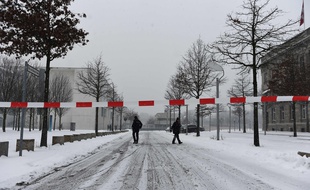 La police bloque le quartier autour de la Chancellerie à Berlin le 6 janvier 2016. AFP / TOBIAS SCHWARZ