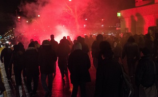 Le 9 avril 2016. Manifestation sauvage de Stalingrad ‡ RÈpublique. Les manifestants ont enlevÈ les grilles qui empÍchaient les migrants de dormir sous le metro. aerien./REYNAUDTRISTAN_092610/Credit:TRISTAN REYNAUD/SIPA/1604100941