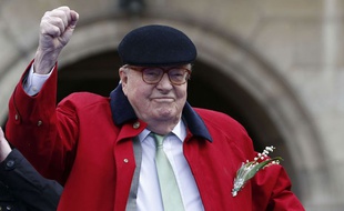 Jean-Marie Le Pen poing levé, le 1er mai 2017.