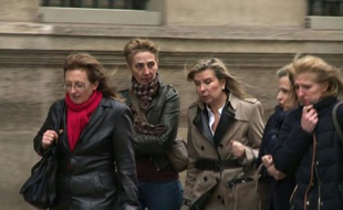 Sylvie (g), Fabienne (2e g) et Carole Marot (d), les filles de Jacqueline Sauvage, arrivent, avec leurs avocats, à l'Elysée, le 29 janvier 2016 à Paris