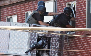 La police tente d'entrer chez le tireur.