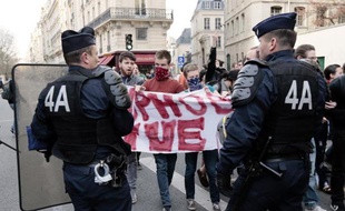 Clément Méric (pull rouge) le 17 avril 2013 lors d'une manifestation à Paris