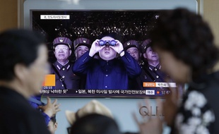 Le leader nord-coréen Kim Jong-un montré à la télévision dans une gare de Séoul, le 14 mai 2017.