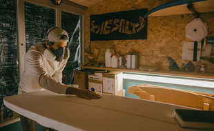 Maxime Bono, fondateur de The Salty Moustache et fabricant de planches de glisse à Cannes.