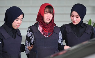 Doan Thi Huong, seule accusée restante du procès de l'assassinat de Kim Jong-nam, est escortée hors du tribunal par la police malaisienne à Kuala Lumpur, le 14 mars 2019.