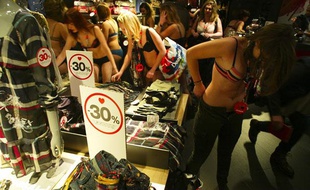 Des Lyonnaises se rendent en sous-vêtements dans un magasin Desigual le premier jour des soldes, le 11 janvier 2012.