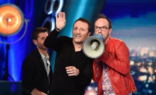 Arthur, Jarry (en veste rouge) et Christophe Beaugrand (en arrière plan) dans «L'Hebdo Show».