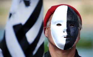 Un membre du mouvement des "Bonnets Rouges" lors d'une manifestation à Nantes le 31 mai 2014