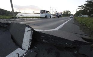 La route endommagée par un séisme à Abira, sur l'île japonaise d'Hokkaido, le 6 septembre 2018.