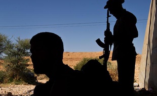 Des combattants anti-Kadhafi à un checkpoint sur la route de Bani Walid, en Libye, le 12 septembre 2011.