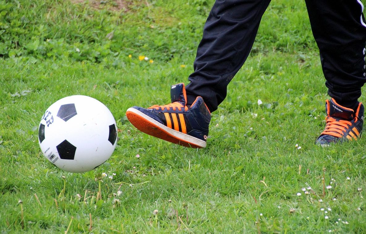 Royaume-Uni : Trop de ballons de foot échoués dans leur jardin à côté de l’école, un couple image