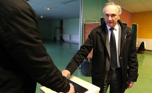 Franck Briffaut, le maire FN de Villers-Cotterêts (Aisne), lors des élections départementales, le 29 mars 2015.
