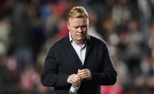 L'entraîneur du FC Barcelone Ronald Koeman a été démis de ses fonctions après la défaite 1-0 contre le Rayo Vallecano le 27 octobre 2021.