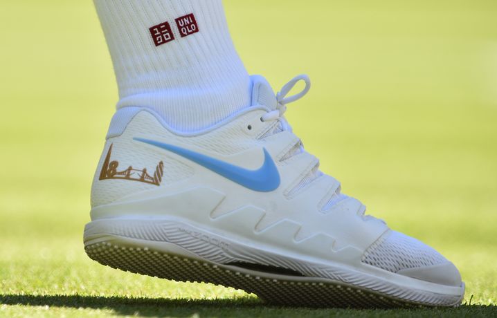 Si Uniqlo est son nouvel équipementier, Roger Federer continue de jouer chaussé de Nike (ici à Wimbledon le 2 juillet 2018).