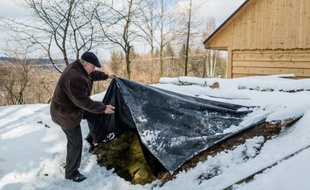 Jozef Jarosz à l'entrée de la cave où lui et sa famille ont caché 14 Juifs pendant l'Holocauste et la seconde guerre mondiale à Stankowa en Pologne, le 16 mars 2016