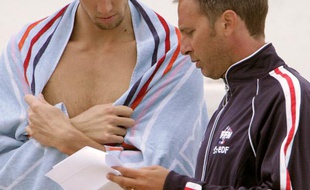 Le nageur français Alain Bernard, en discussion avec son coach, Denis Auguin, lors d'un entraînement à Castres, le 17 juillet 2009.