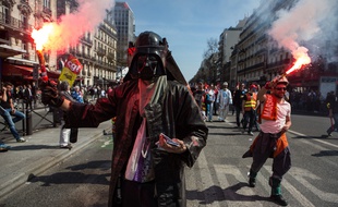 Un manifestant très dark marche contre l'austérité à Paris en avril 2015