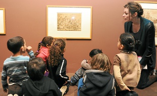 L'accrochage bas sur une vingtaine d'œuvres permet aux enfants de profiter de l'exposition.
