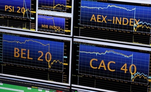 Ecrans d'indices boursiers européens dans la salle des marchés d'Euronext à la Défense, le 24 juin 2016