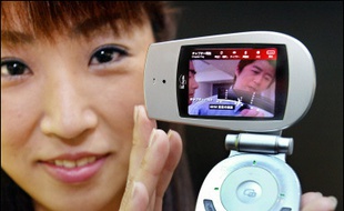 L'opérateur de télécommunications mobiles japonais NTT DoCoMo et les groupes d'électronique Renesas, Fujitsu, Mitsubishi Electric et Sharp ont annoncé lundi un partenariat pour le développement d'une plate-forme électronique pour téléphones portables 3,5 G.