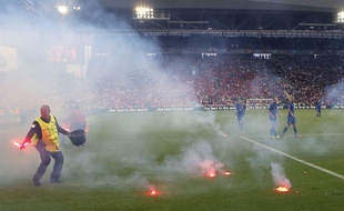 Les fumigènes lancés par les Croates lors du match Croatie-République Tchèque